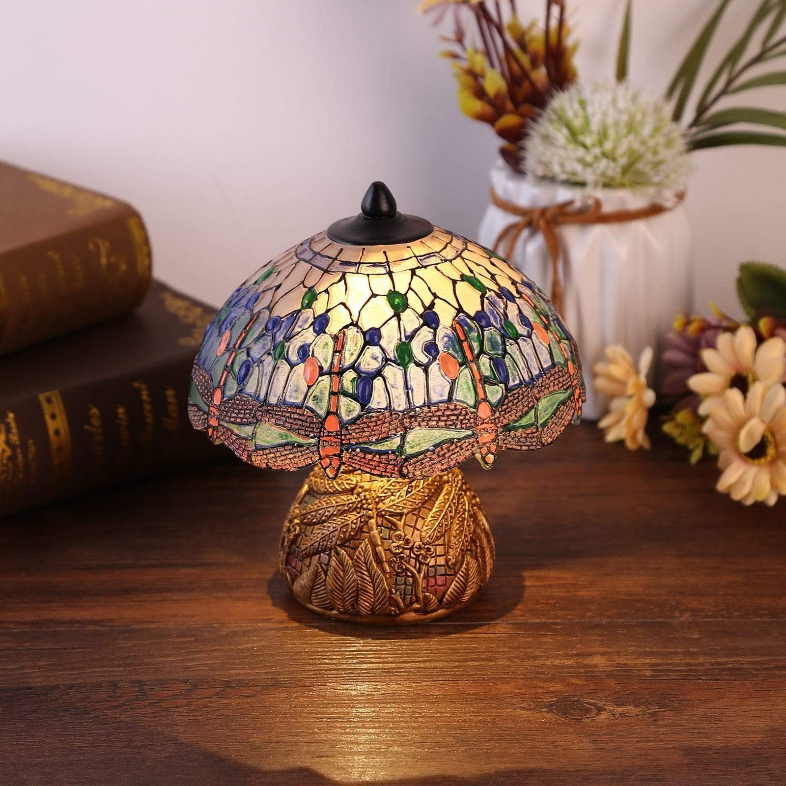 Elegant vintage øyenstikker lampe i blått. En spesiell bordlampe og gaveidé som gir hjemmet karakter.