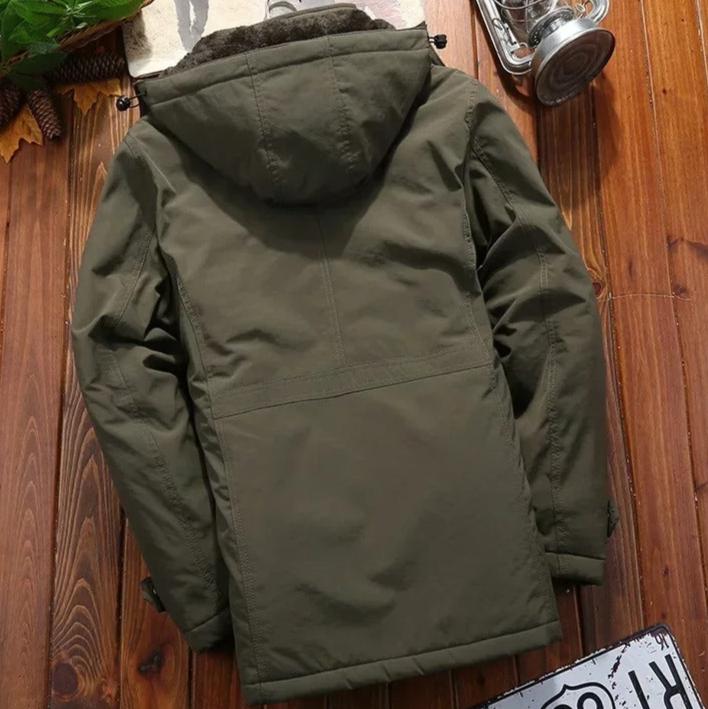 Detaljert bilde av lommen på en fleecefôret herre vinterjakke i militærstil