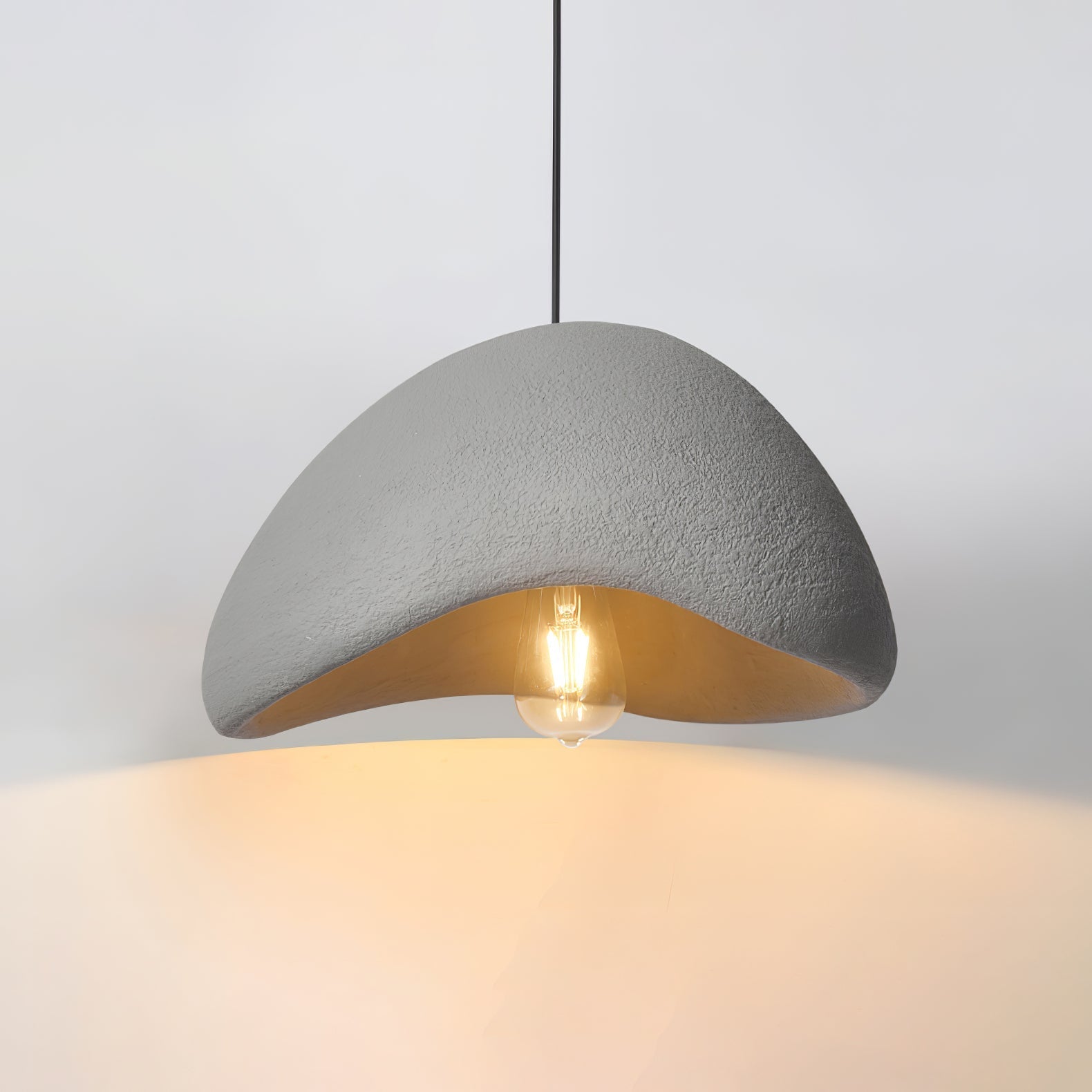 Tidløs Wabi-Sabi taklampe, en essensiell del av en moderne og minimalistisk hjemmeinnredning.