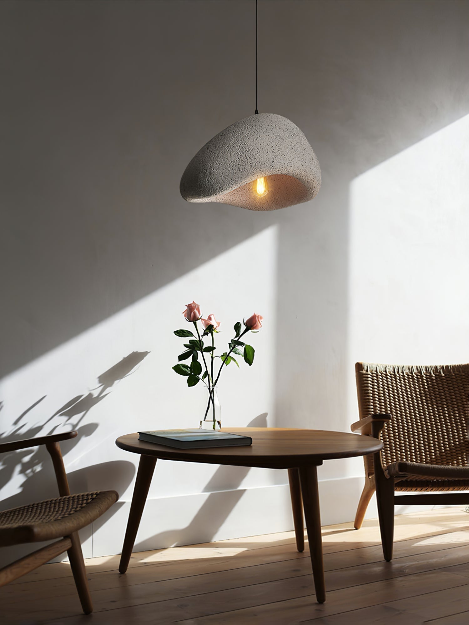 Myk belysning fra Wabi-Sabi pendellampe, ideell for avslappende soverom eller hyggelig lesekrok.