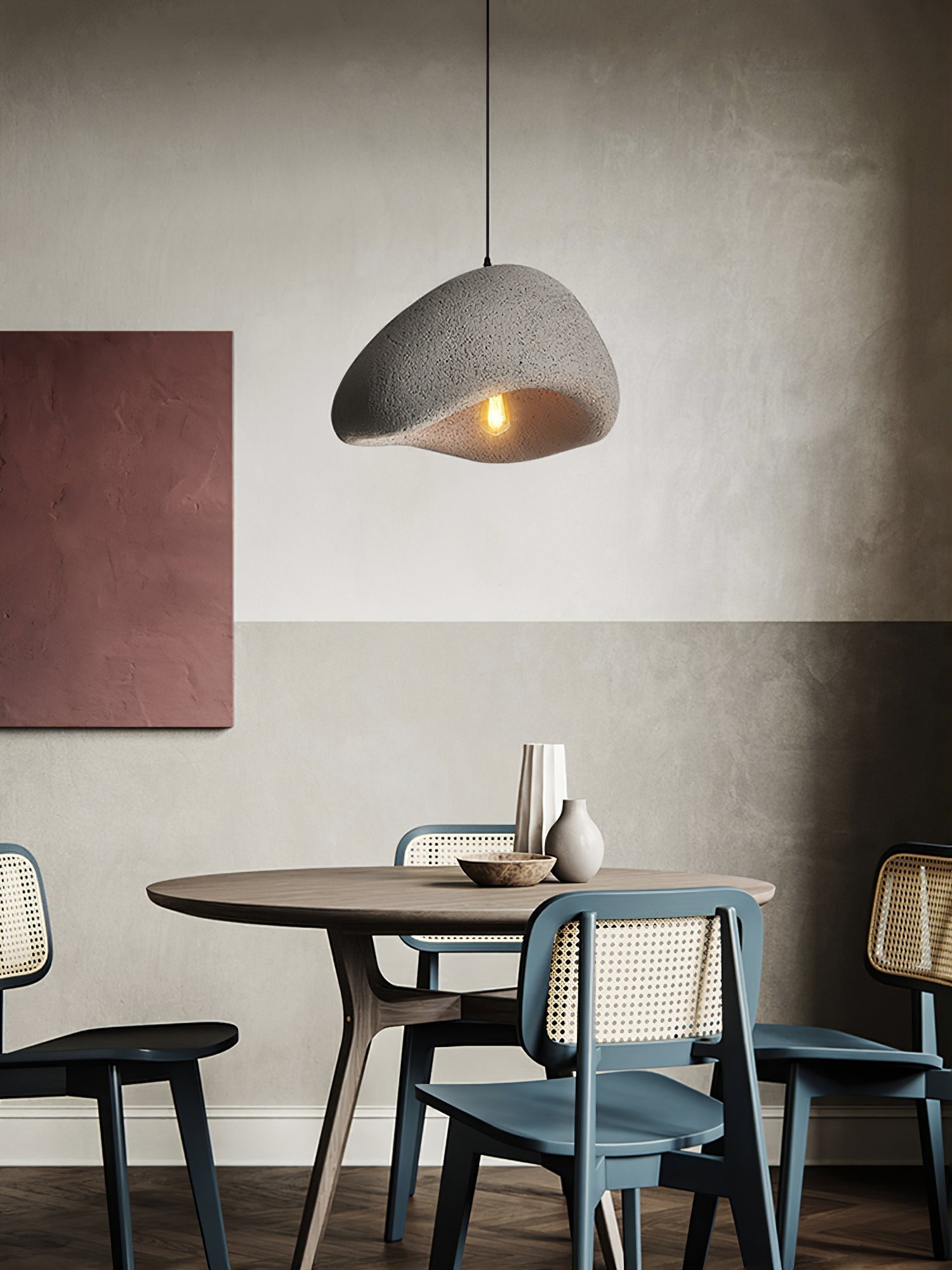 Pendellampe i Wabi-Sabi stil, kombinerer rå eleganse med funksjonell takbelysning for alle rom.