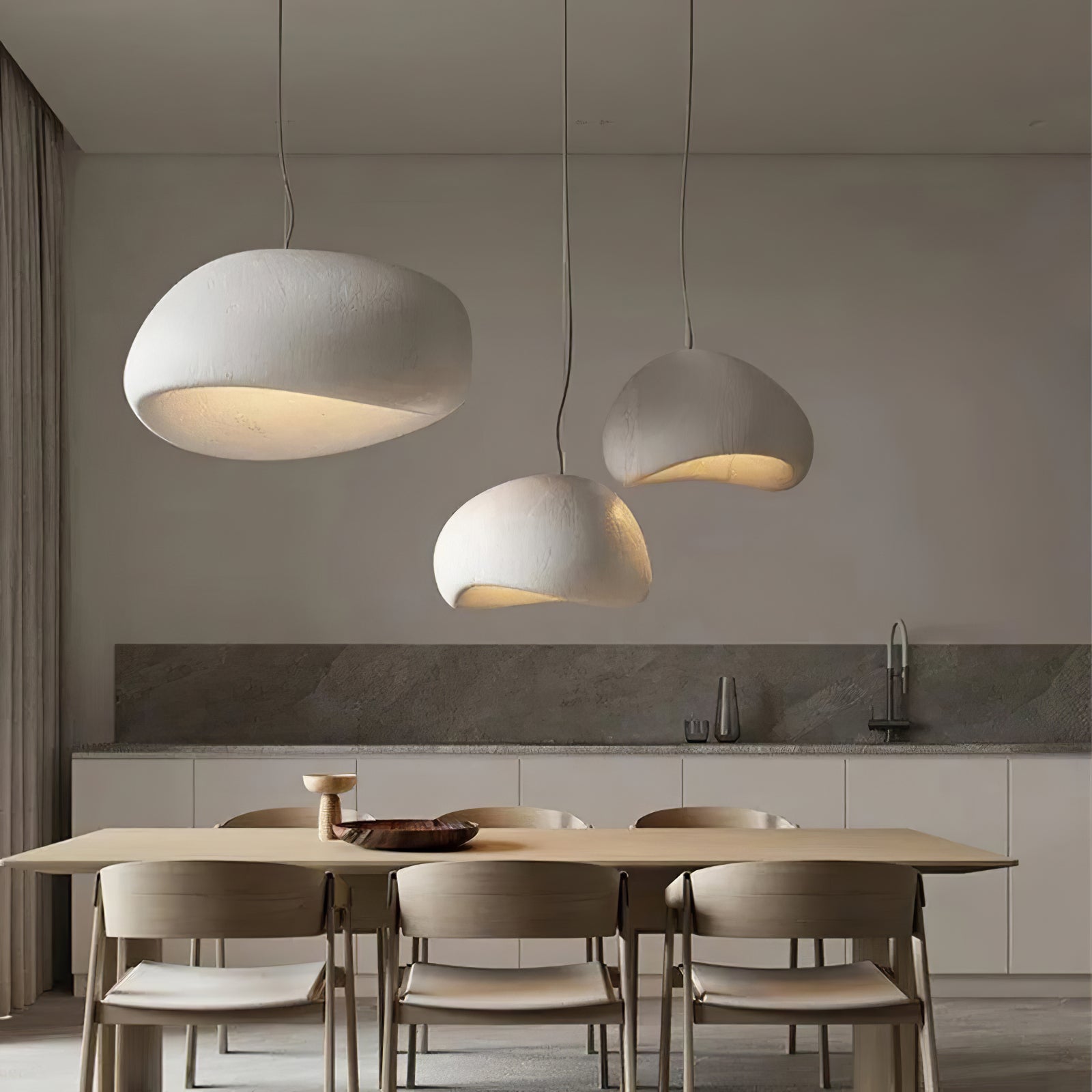 Elegant pendellampe med Wabi-Sabi inspirasjon, ideell for moderne hjemmeinnredning og organisk stil.