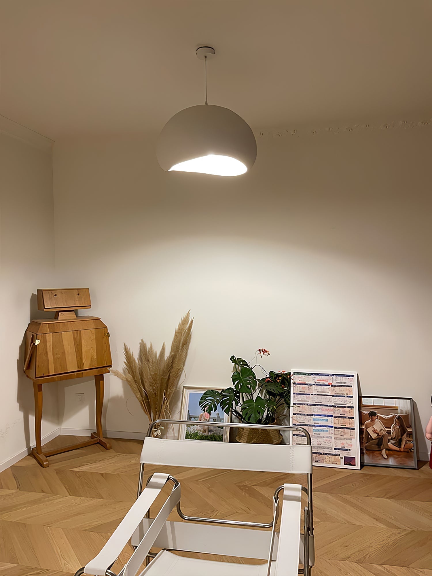 Organisk formet taklampe med Wabi-Sabi estetikk, et blikkfang i minimalistisk hjemmeinnredning.