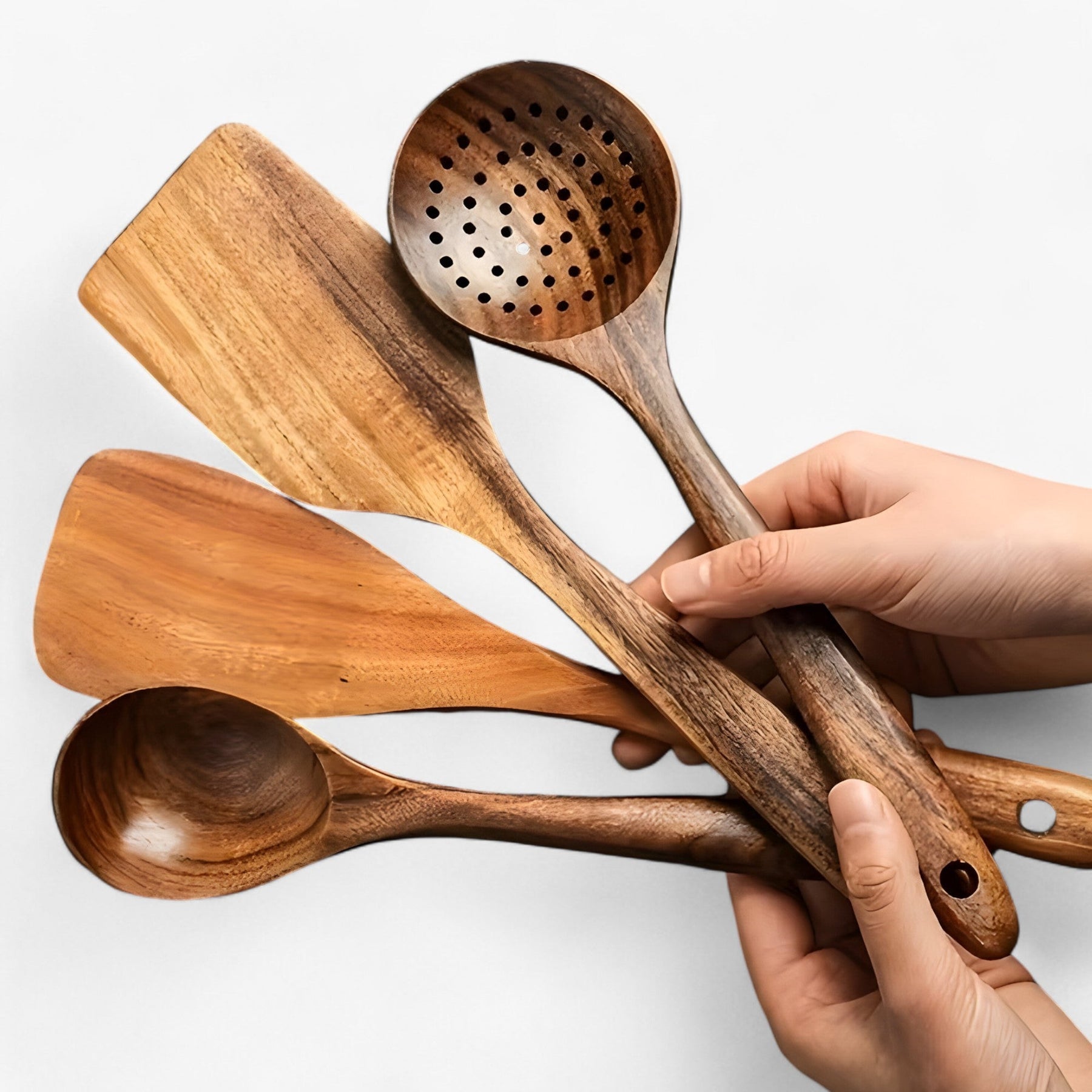 "11-delers kjøkkenutstyrsett i slitesterkt, naturlig tre. Perfekt for non-stick kokekar. Stilig og funksjonell estetikk."