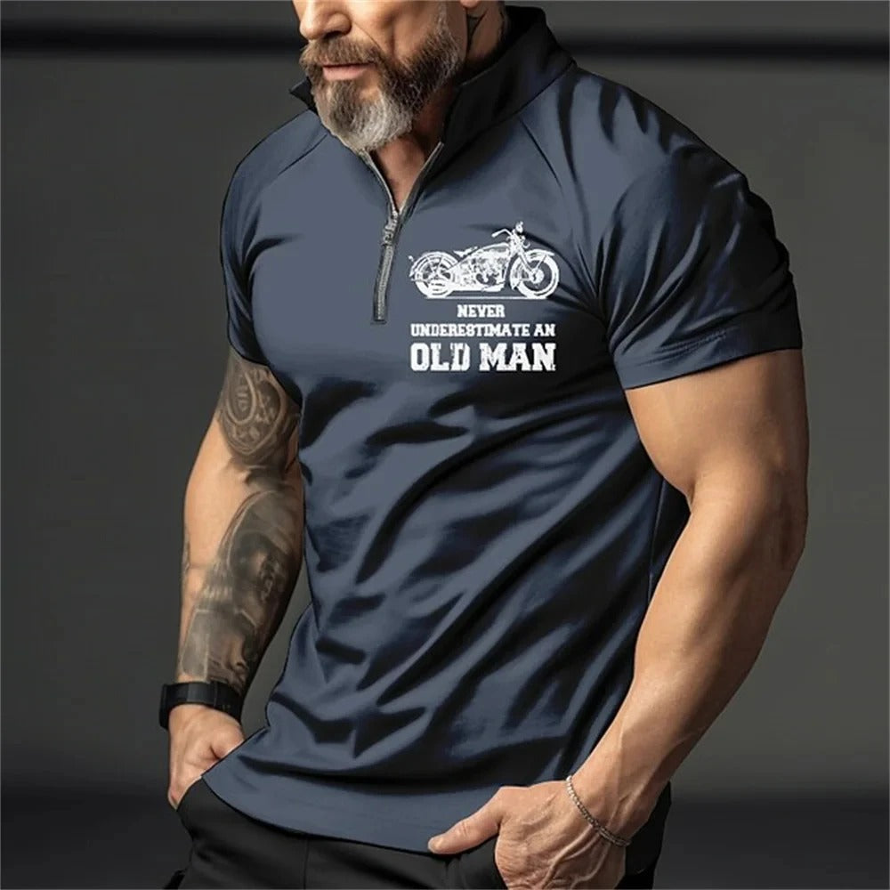 Menns 3D-print polo med motorsykkelmotiv. Oversized passform, glidelås og vintage stil for fritidsklær.