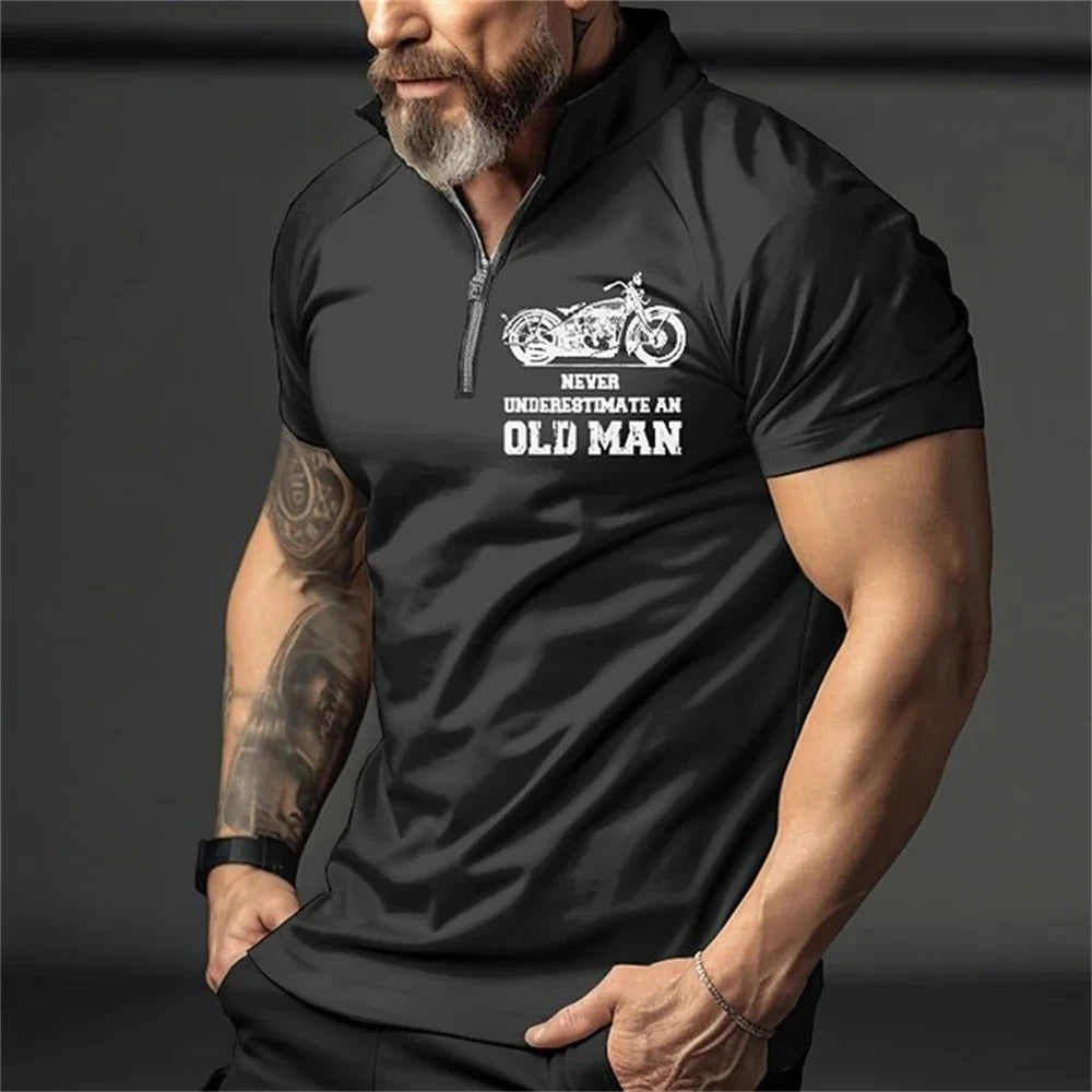 Komfortabel motorsykkel polo for menn. Med 3D-print og vintage estetikk, perfekt for streetwear.