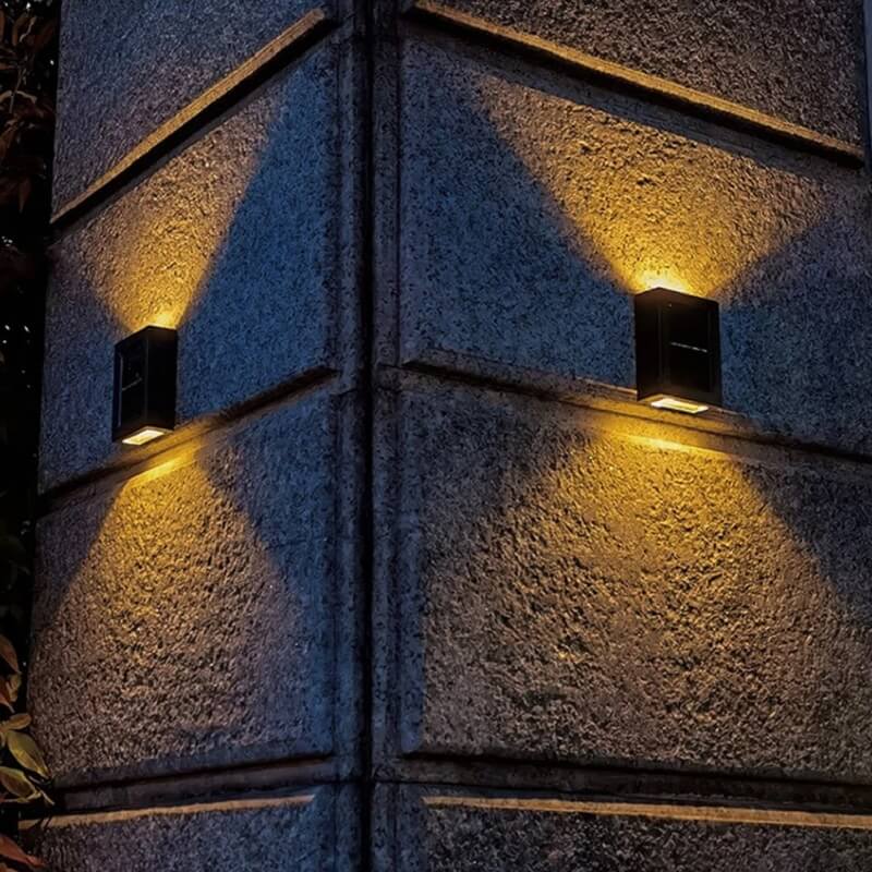 Oversiktsbilde av 4-paknings solcellelamper, klare for installasjon som utebelysning