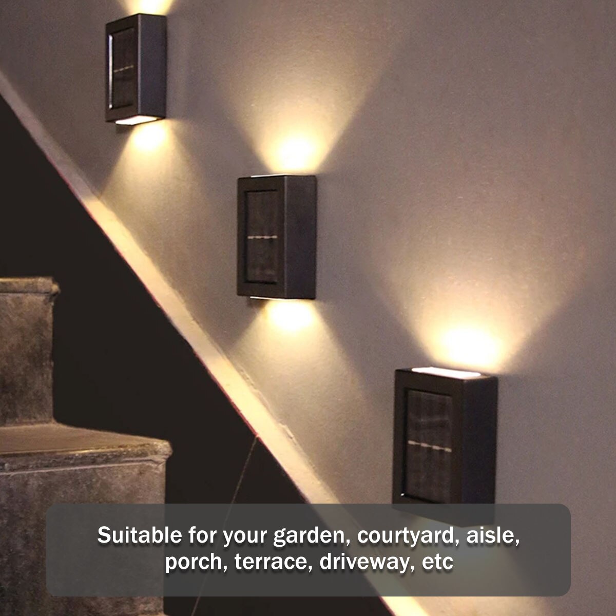 Fire moderne solcelledrevne vegglamper i sort design, perfekt for energisparing ute