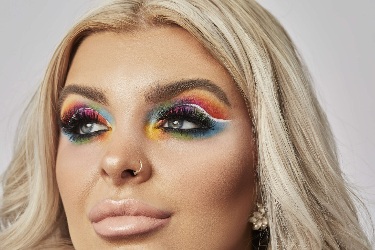 Elegant 48-farger øyenskyggepalett for kvinner, perfekt for en glamorøs makeup-rutine. Nydelig kosmetikk.