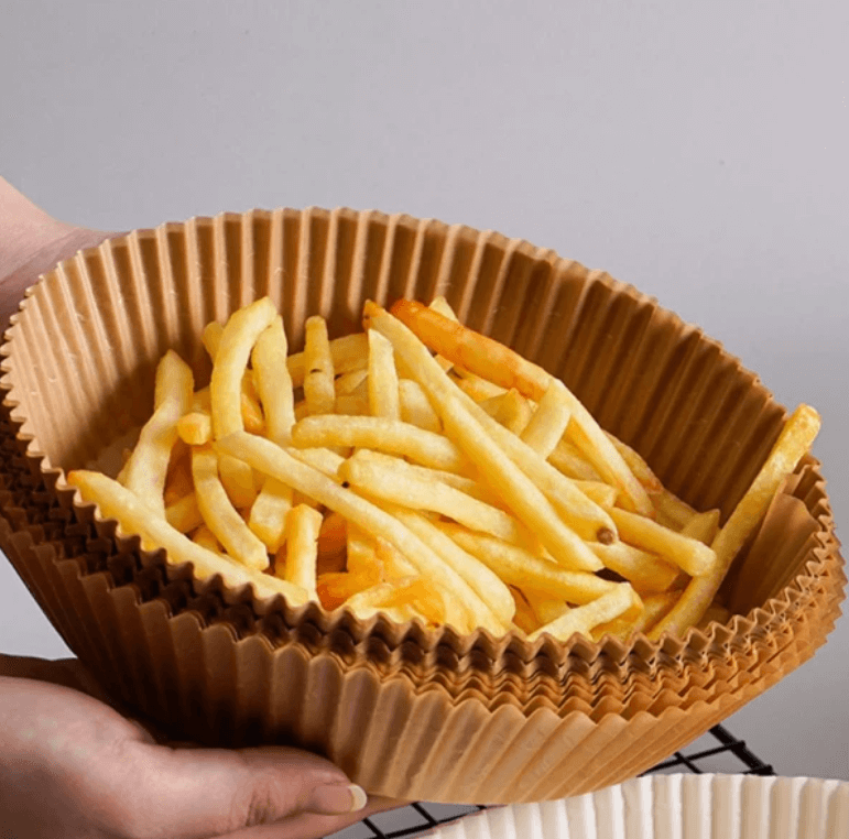 Spar tid med 50 stk. airfryer liners, perfekt for matlaging uten kliss