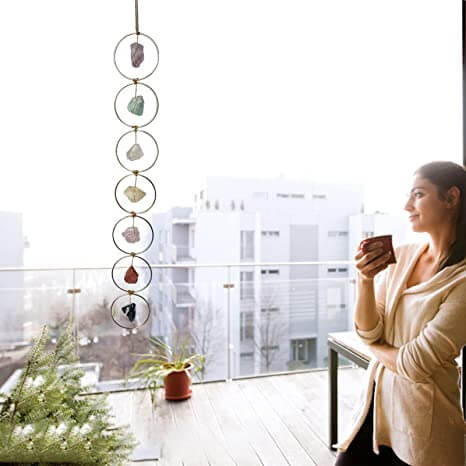 Detaljfullt bilde av fargede krystaller formet som Livets Tre, perfekt fengshui veggdekorasjon.
