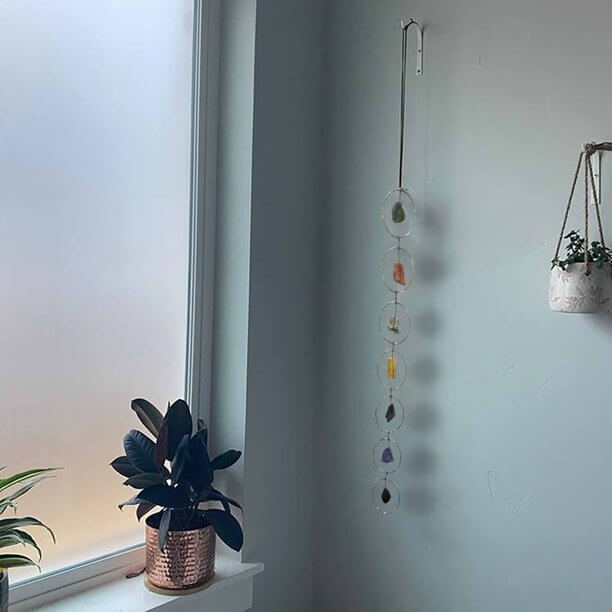 Elegant Livets Tre veggdekorasjon med syv chakra krystaller, forbedrer energiflyten i hjemmet.