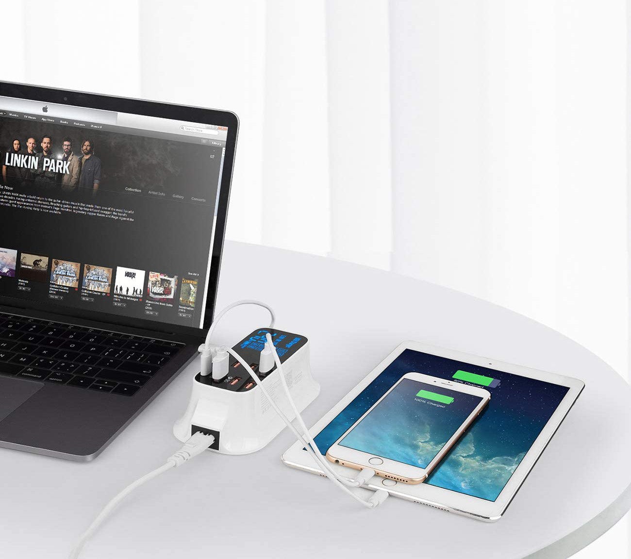 Detaljert bilde av en 8-porters USB-ladestasjon for smarttelefoner, nettbrett og andre gadgets.