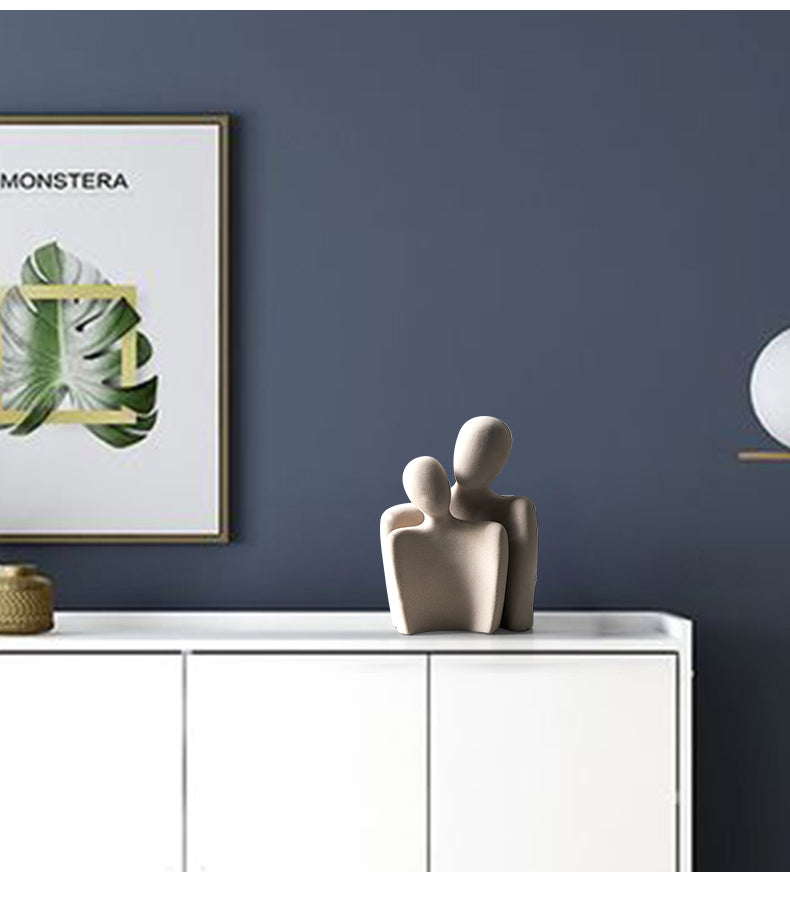 Glatt abstrakt kjærlighetsstatue, moderne skulptur. Perfekt for elegant interiør og hjemmedekorasjon.