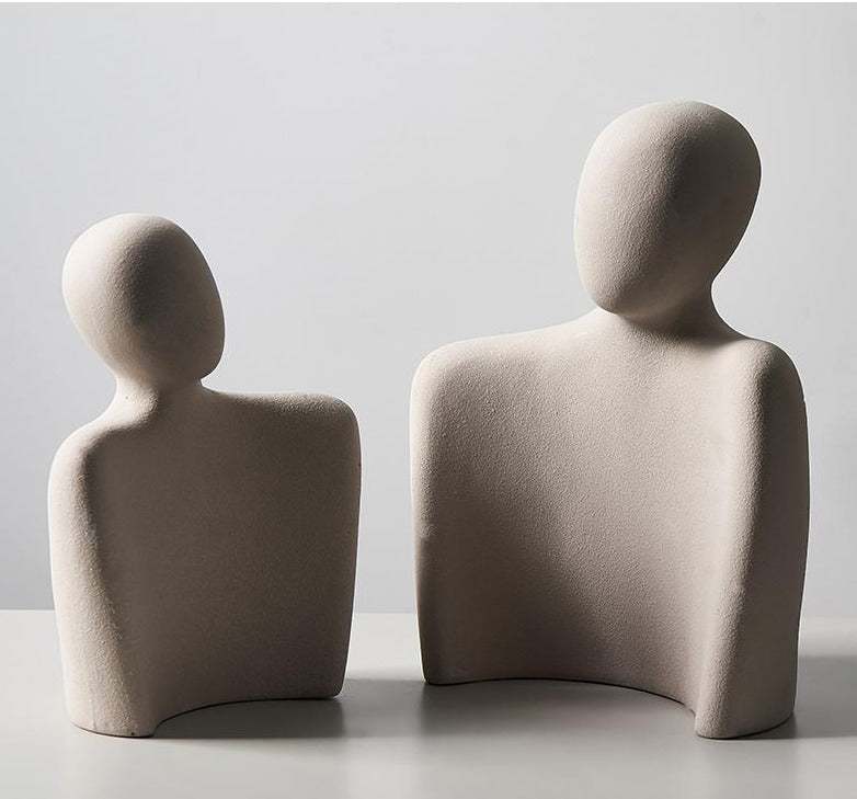 Flytende former i abstrakt kjærlighetsstatue. Moderne skulptur, elegant interiørdetalj for hjemmedekorasjon.