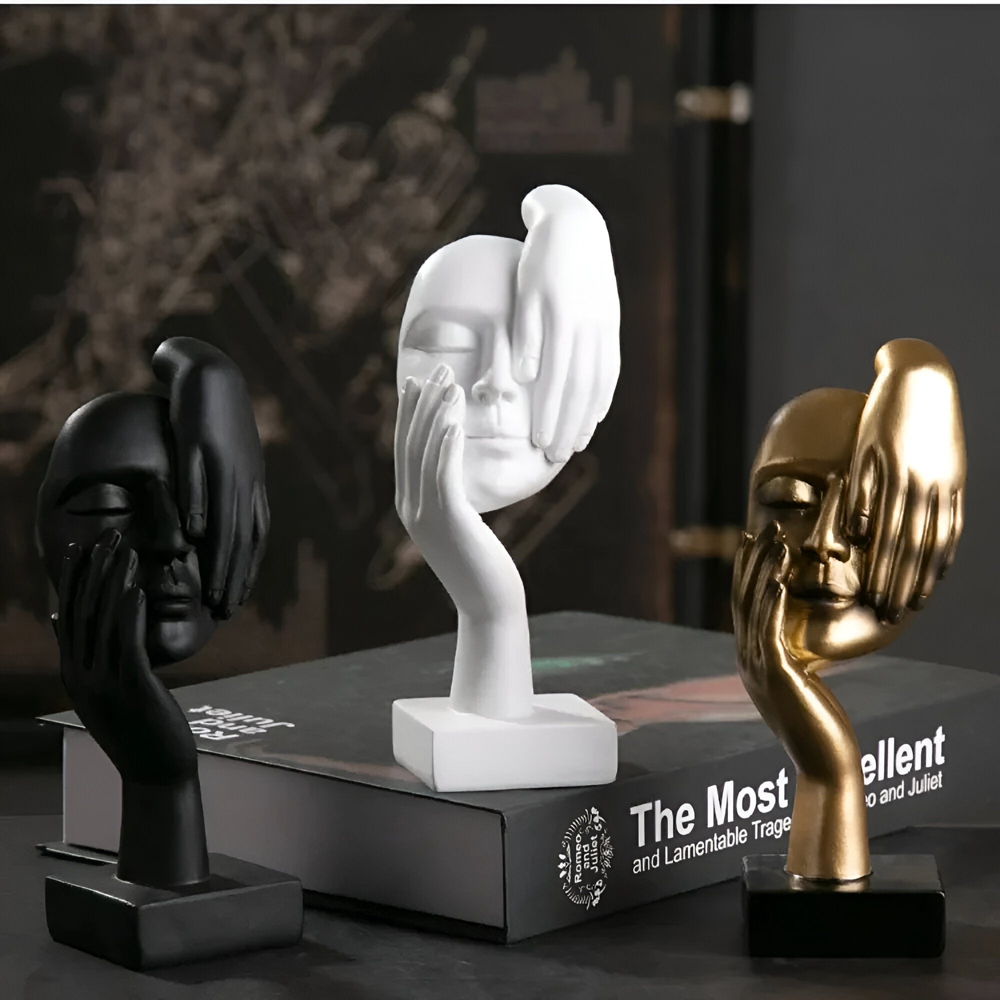 Elegant, moderne skulptur av tenkerfigur, perfekt som kunstdekorasjon i stuen.