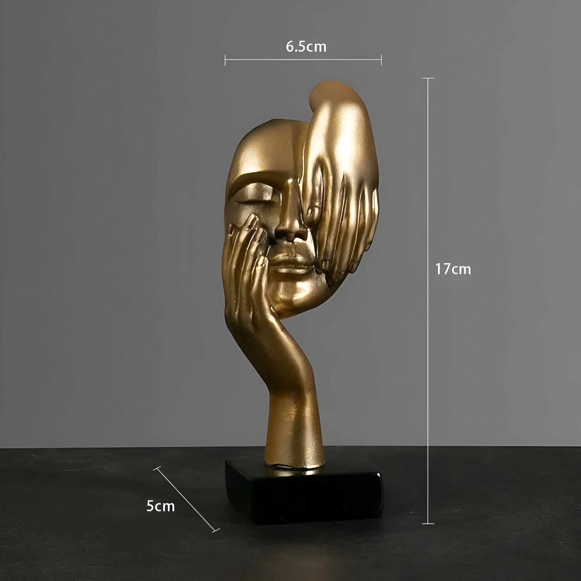 Abstrakt tenkerskulptur på hylle, gir et moderne preg til rommets interiør.