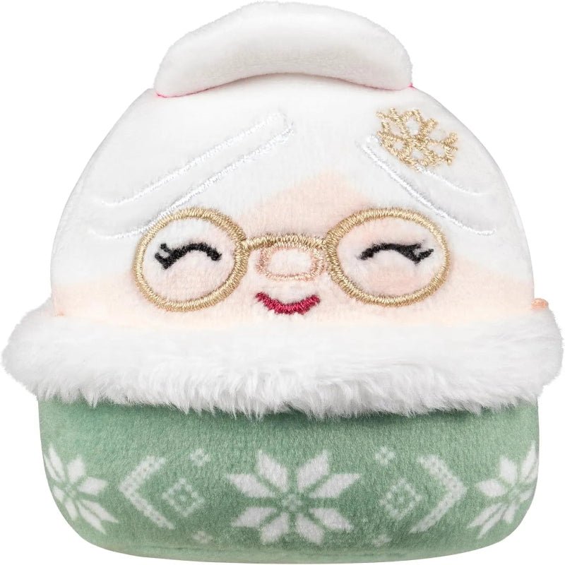 Barn åpner en luke på Adventskalenderen og finner en ny Mikromallow-minifigur hver dag i advent