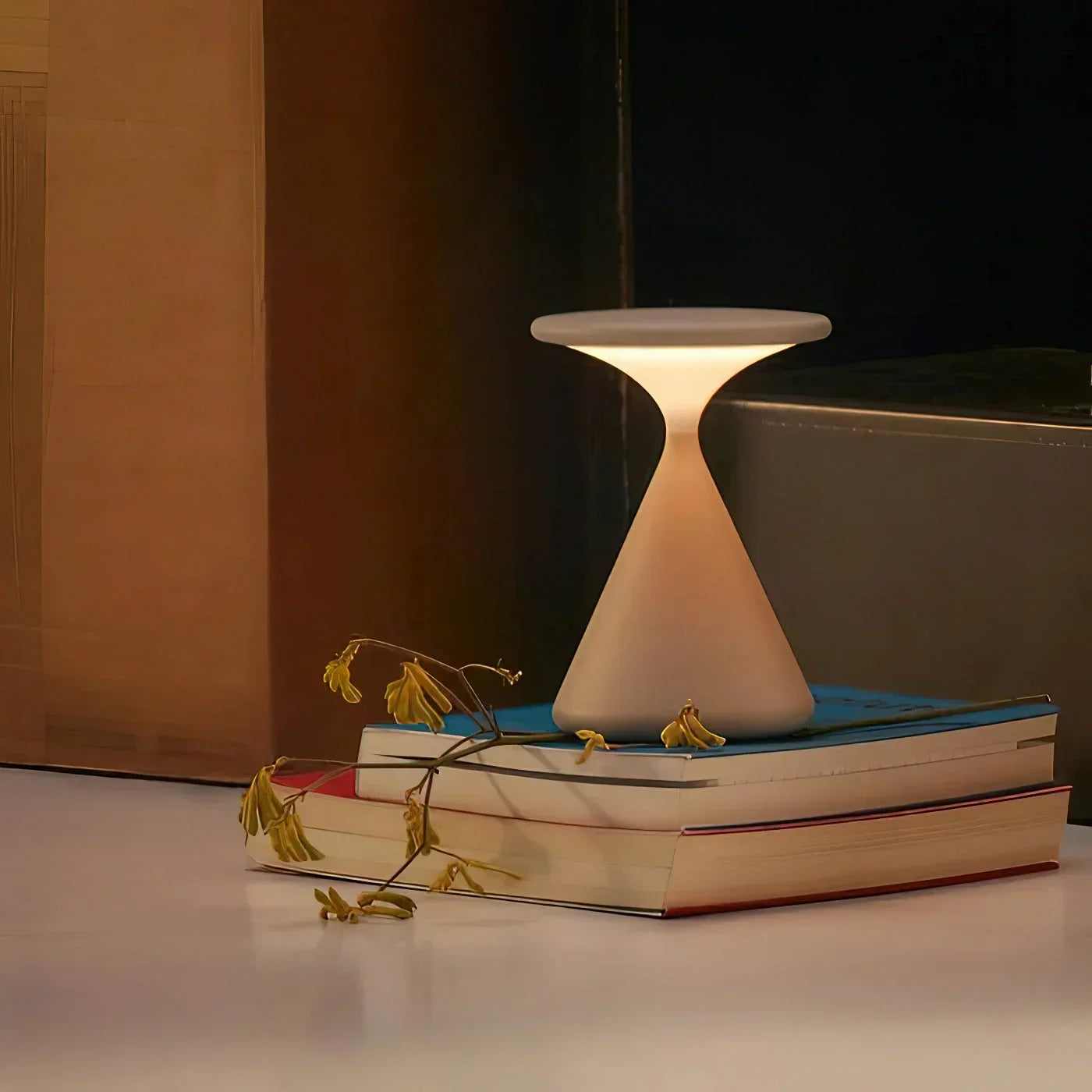 "Aeron Hourglass bordlampe i sort, batteridrevet, med justerbar LED-lys, elegant design for moderne interiør."