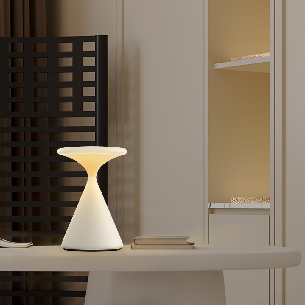 "Aeron Hourglass bordlampe i sort, batteridrevet, med justerbar LED-lys, elegant design for moderne interiør."