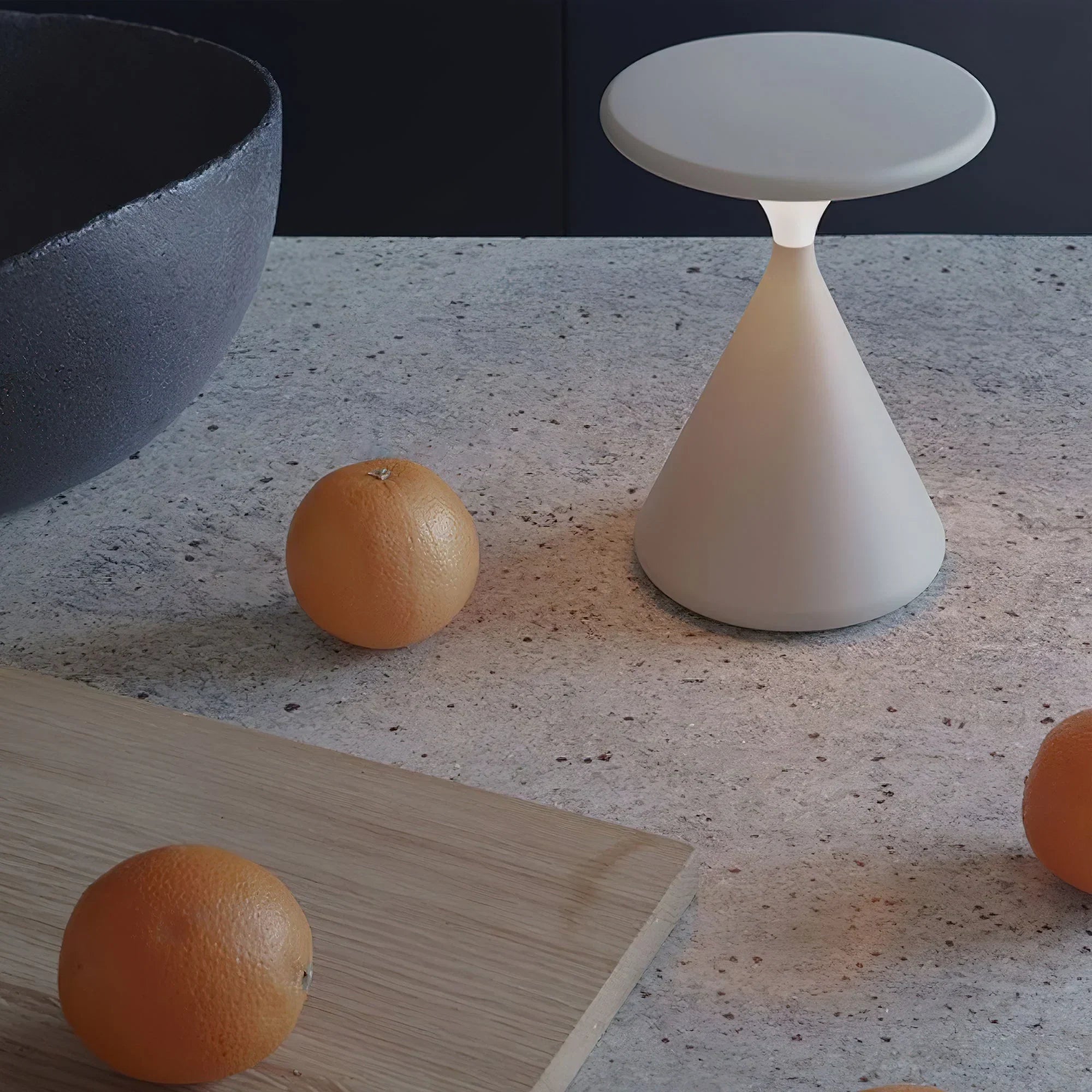 "Aeron Hourglass bordlampe i sort, batteridrevet, med justerbar LED-lys, elegant design for moderne interiør."