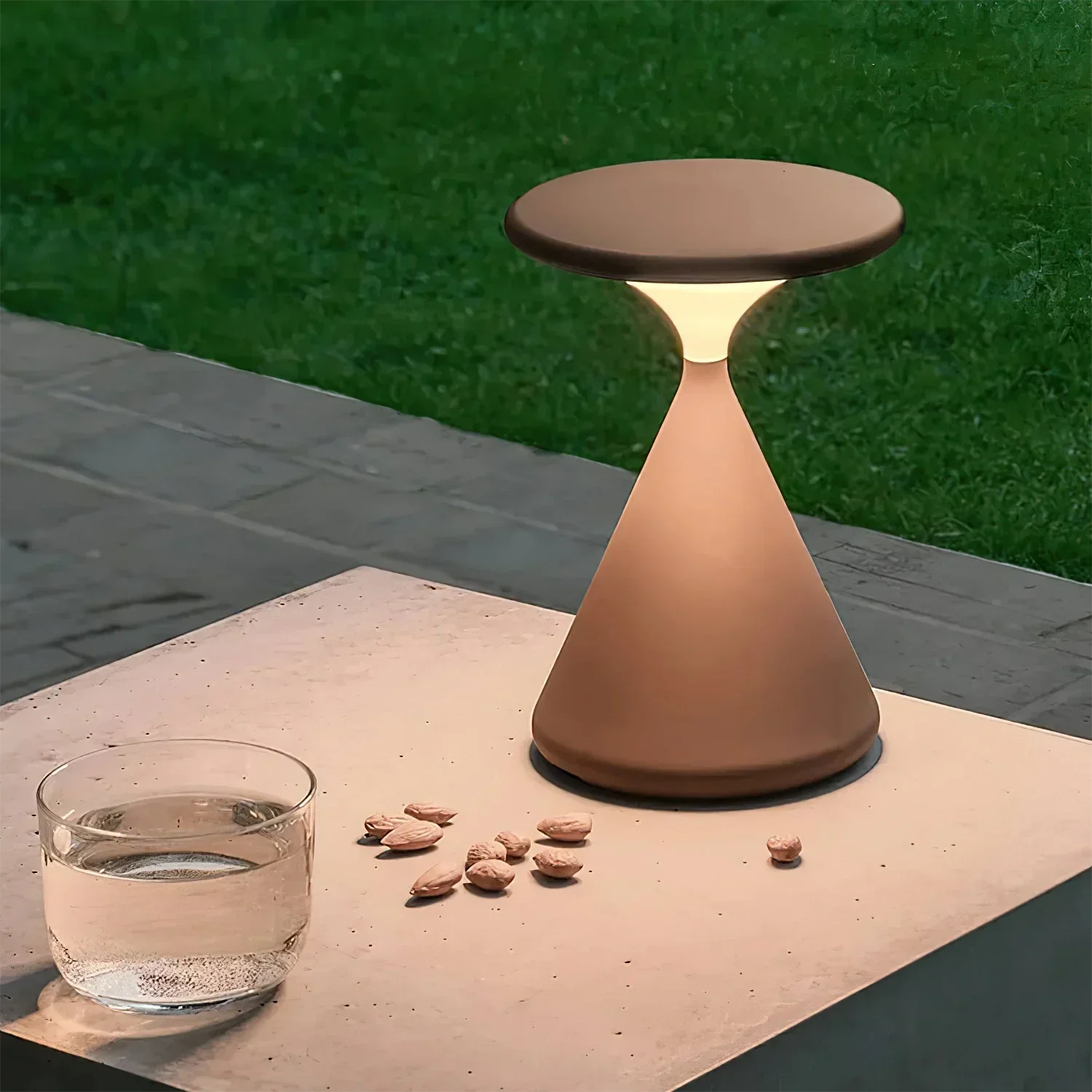 "Aeron Hourglass bordlampe i sort, batteridrevet, med justerbar LED-lys, elegant design for moderne interiør."