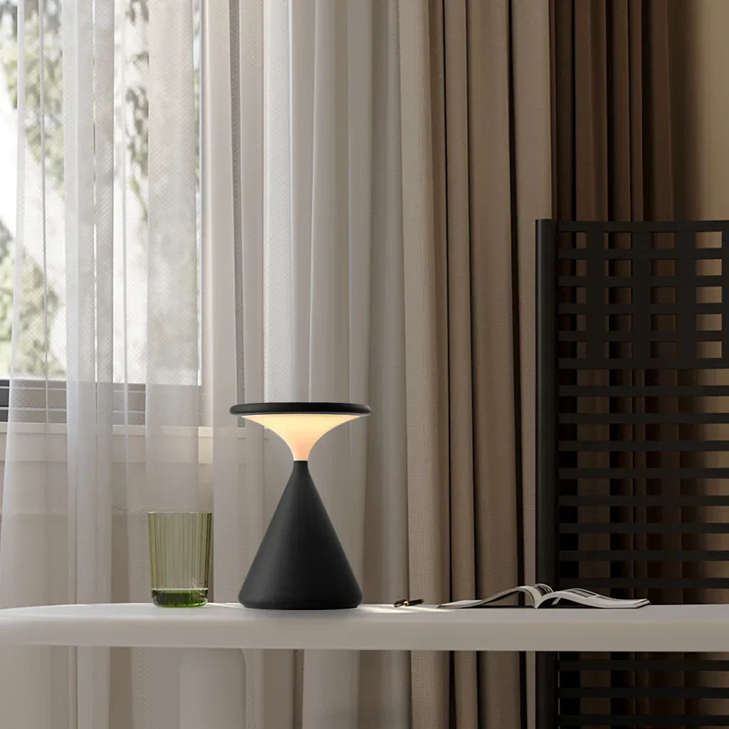 "Aeron Hourglass bordlampe i sort, batteridrevet, med justerbar LED-lys, elegant design for moderne interiør."