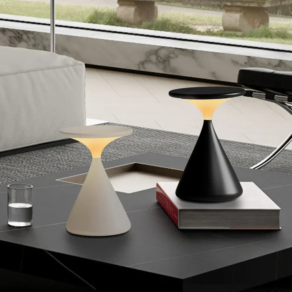 "Aeron Hourglass bordlampe i sort, batteridrevet, med justerbar LED-lys, elegant design for moderne interiør."