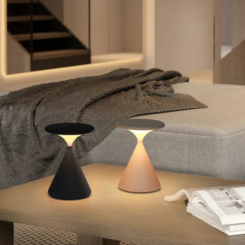 "Aeron Hourglass bordlampe i sort, batteridrevet, med justerbar LED-lys, elegant design for moderne interiør."
