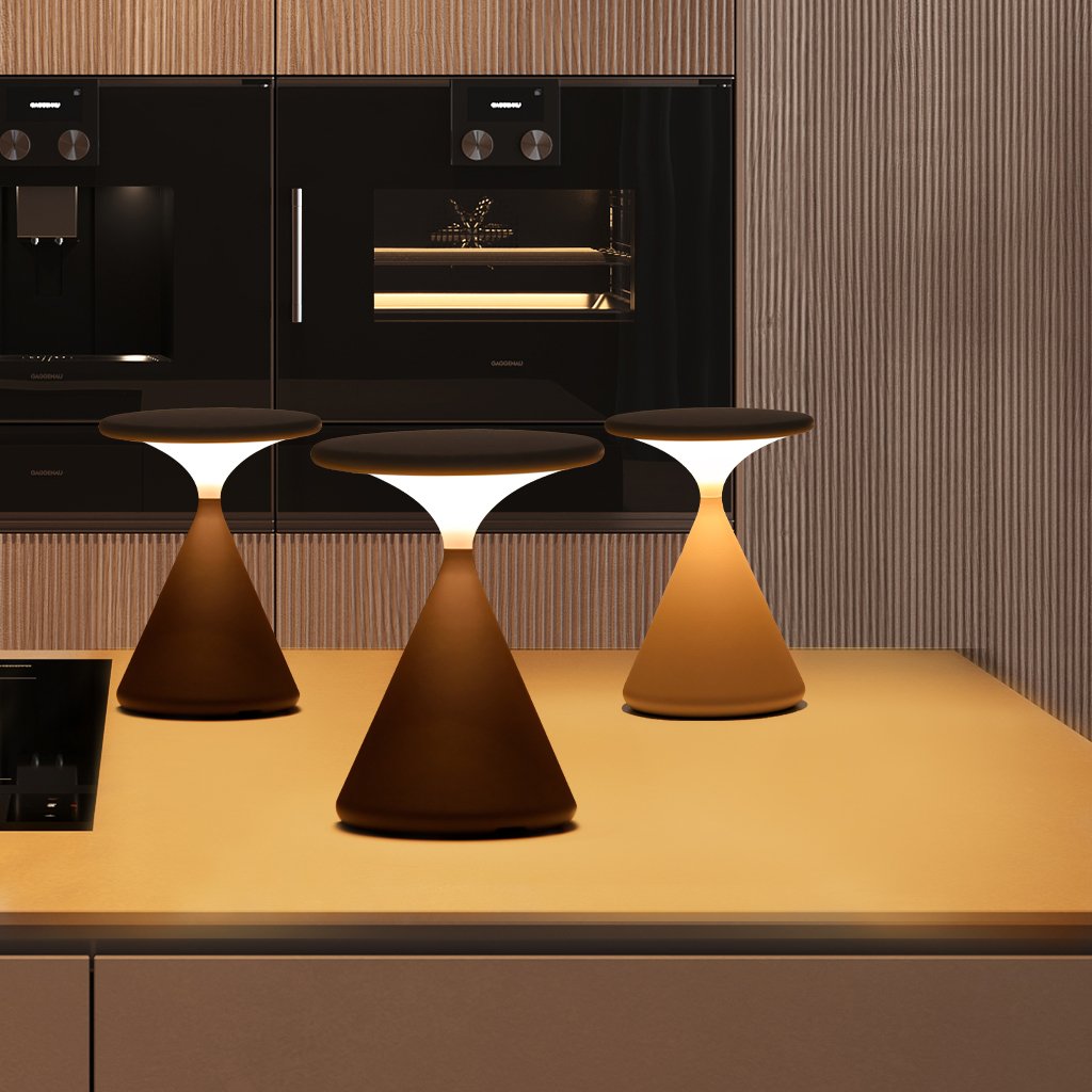 "Aeron Hourglass bordlampe i sort, batteridrevet, med justerbar LED-lys, elegant design for moderne interiør."