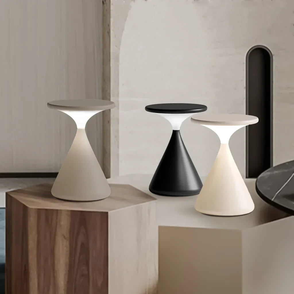 "Aeron Hourglass bordlampe i sort, batteridrevet, med justerbar LED-lys, elegant design for moderne interiør."