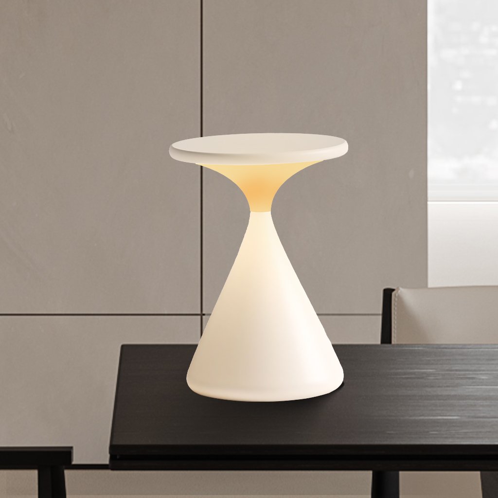 "Aeron Hourglass bordlampe i sort, batteridrevet, med justerbar LED-lys, elegant design for moderne interiør."
