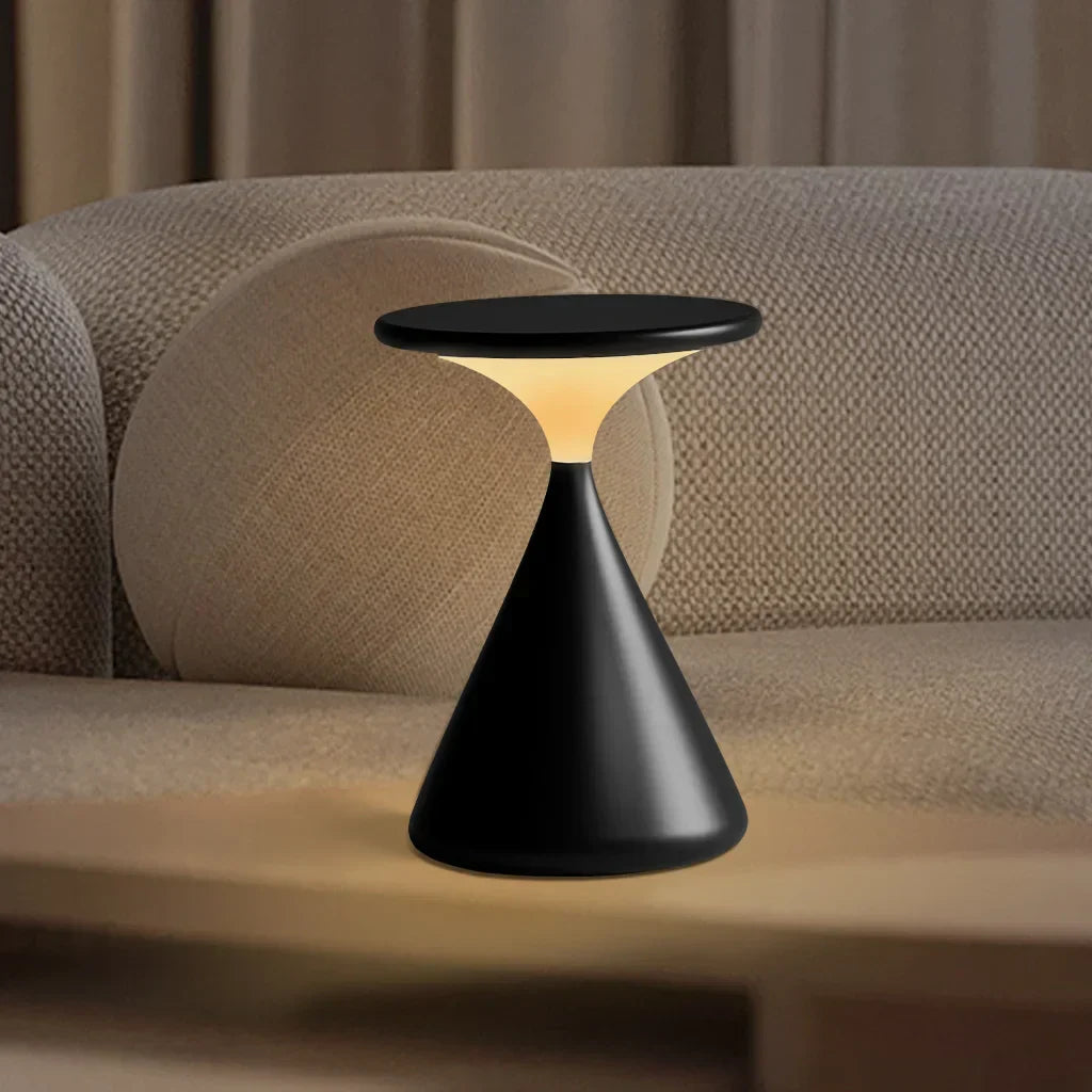 "Aeron Hourglass bordlampe i sort, batteridrevet, med justerbar LED-lys, elegant design for moderne interiør."