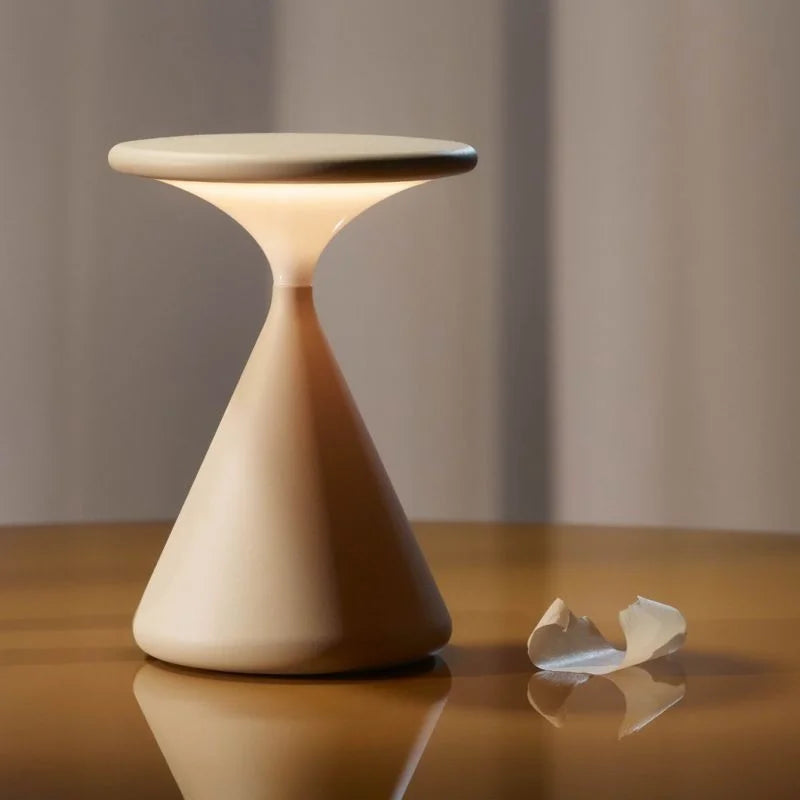 "Aeron Hourglass bordlampe i sort, batteridrevet, med justerbar LED-lys, elegant design for moderne interiør."