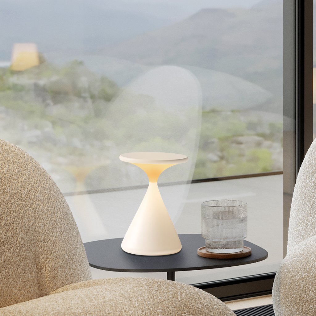 "Aeron Hourglass bordlampe i sort, batteridrevet, med justerbar LED-lys, elegant design for moderne interiør."