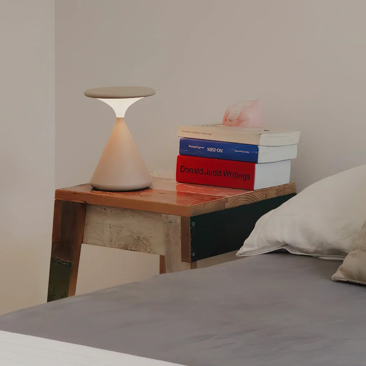 "Aeron Hourglass bordlampe i sort, batteridrevet, med justerbar LED-lys, elegant design for moderne interiør."