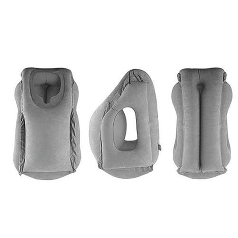 Bruker holder AirDream reisepute, viser ergonomisk design for god nakkestøtte og komfort på reise.