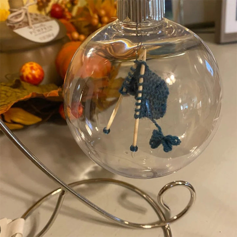 "Akryl strikkejulepynt med unik design, klar kule, flerfarget garn inni, størrelse 8,3 cm"