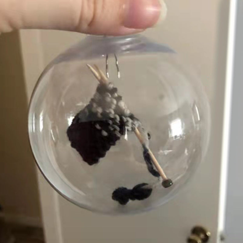 "Akryl strikkejulepynt med unik design, klar kule, flerfarget garn inni, størrelse 8,3 cm"