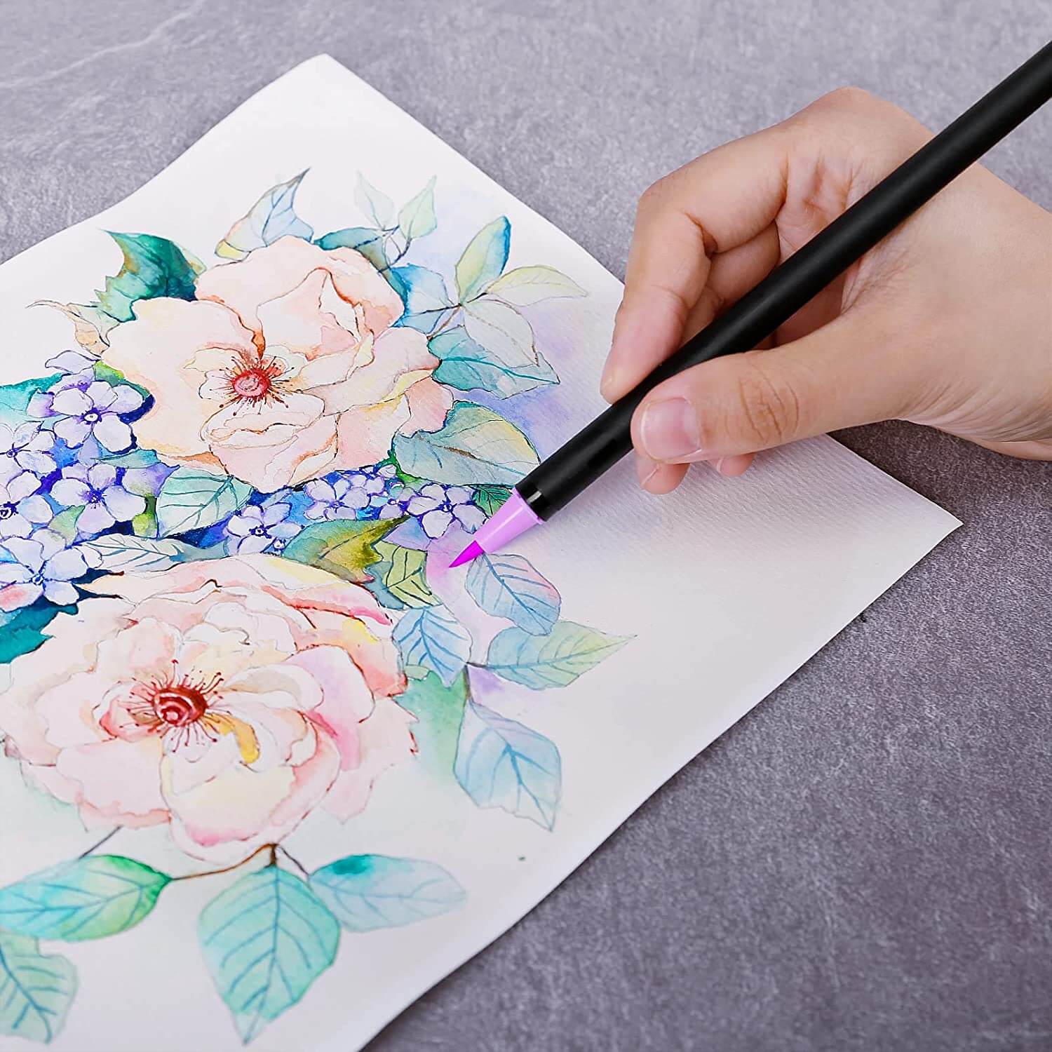 Akvarellsett med fargerike vannfargeblyanter og pensel, komplett tegneutstyr for kunst og kalligrafi.
