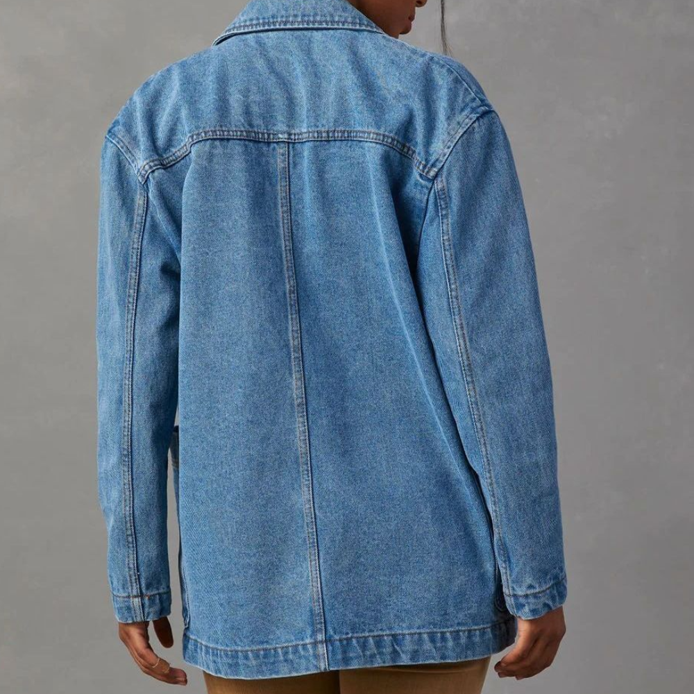 "Allsidig denimjakke for dame, stilfullt design med elegant slagkrage, slitesterk kvalitet, perfekt for vårsesongen."