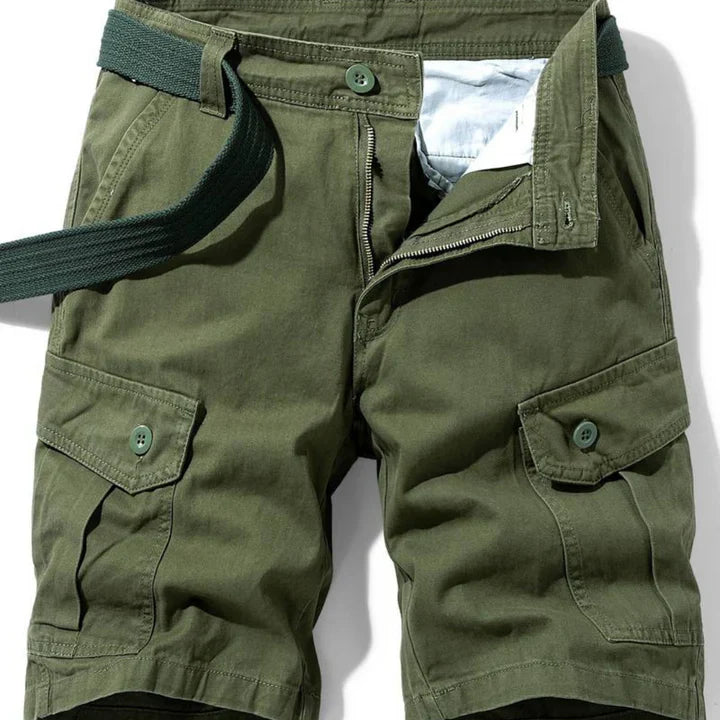 Allsidige cargo-shorts for menn i khaki med justerbar midje og flere funksjonelle lommer for utendørs eller casual bruk.