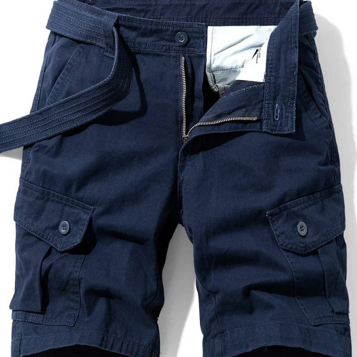 Allsidige cargo-shorts for menn i khaki med justerbar midje og flere funksjonelle lommer for utendørs eller casual bruk.