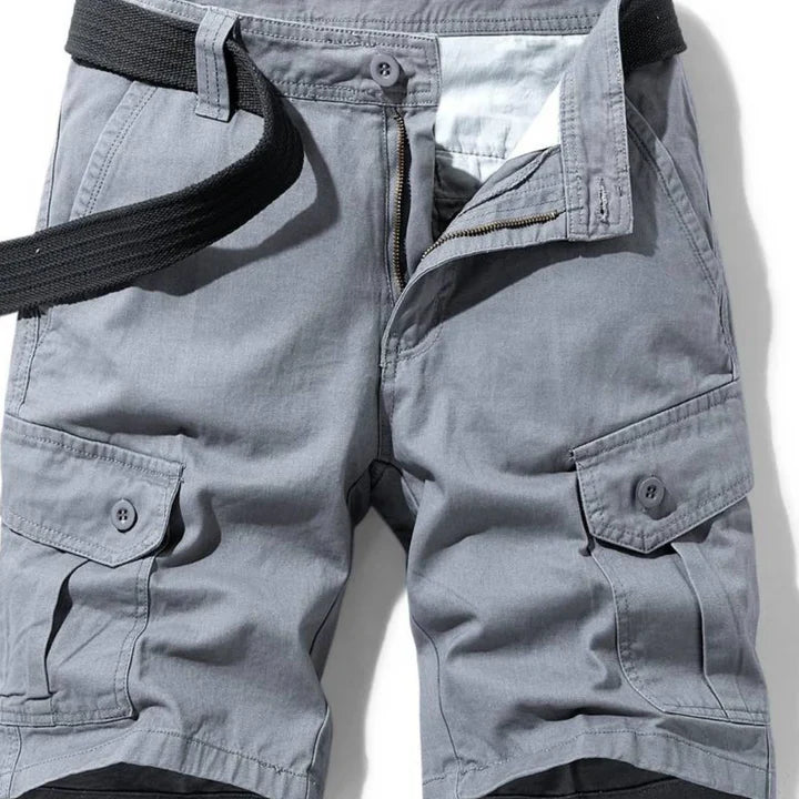 Allsidige cargo-shorts for menn i khaki med justerbar midje og flere funksjonelle lommer for utendørs eller casual bruk.
