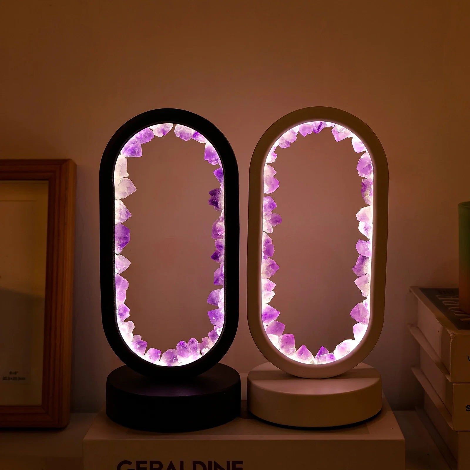 Stilfull ametystlampe, gir mykt lys og en følelse av indre ro til ethvert rom.