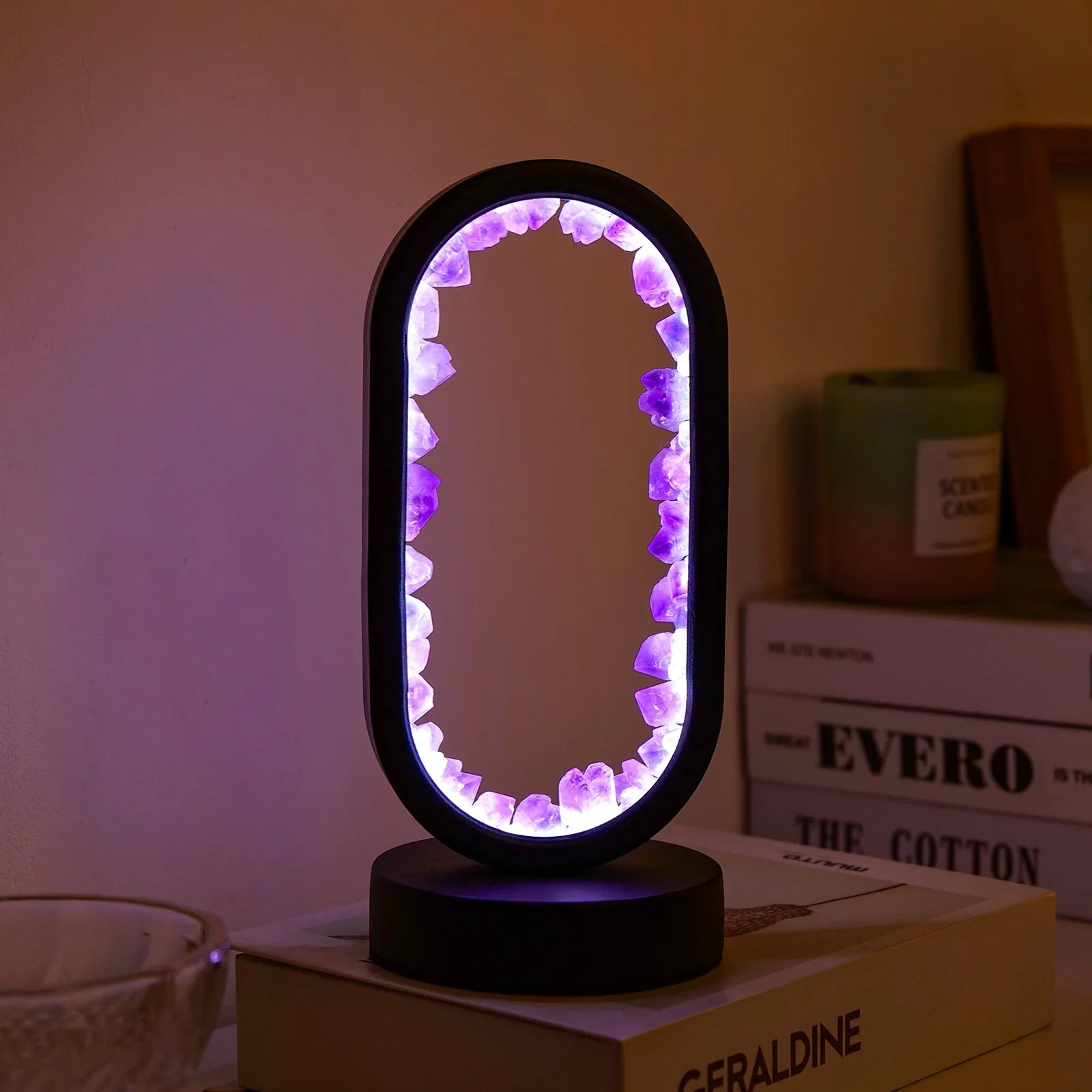 Luksuriøs ametyst bordlampe, forbedrer hjemmedekoren med naturlig skjønnhet.