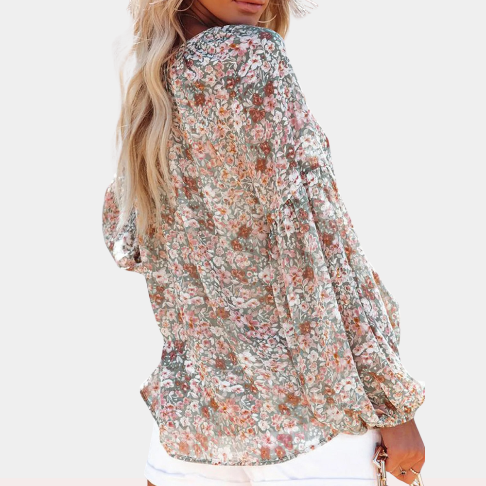 Amya Blomstret Sommerbluse; elegant bluse i livlige farger og blomsterdesign, perfekt for sommerlige anledninger.