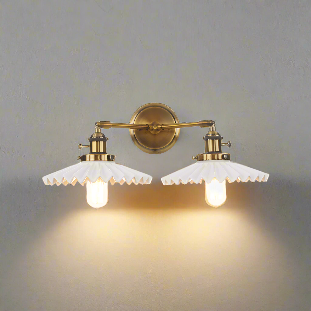 "Antikk keramisk vegglampe med dobbelt hodelampe, elegant design, gullfinish, passer klassisk og moderne interiør."