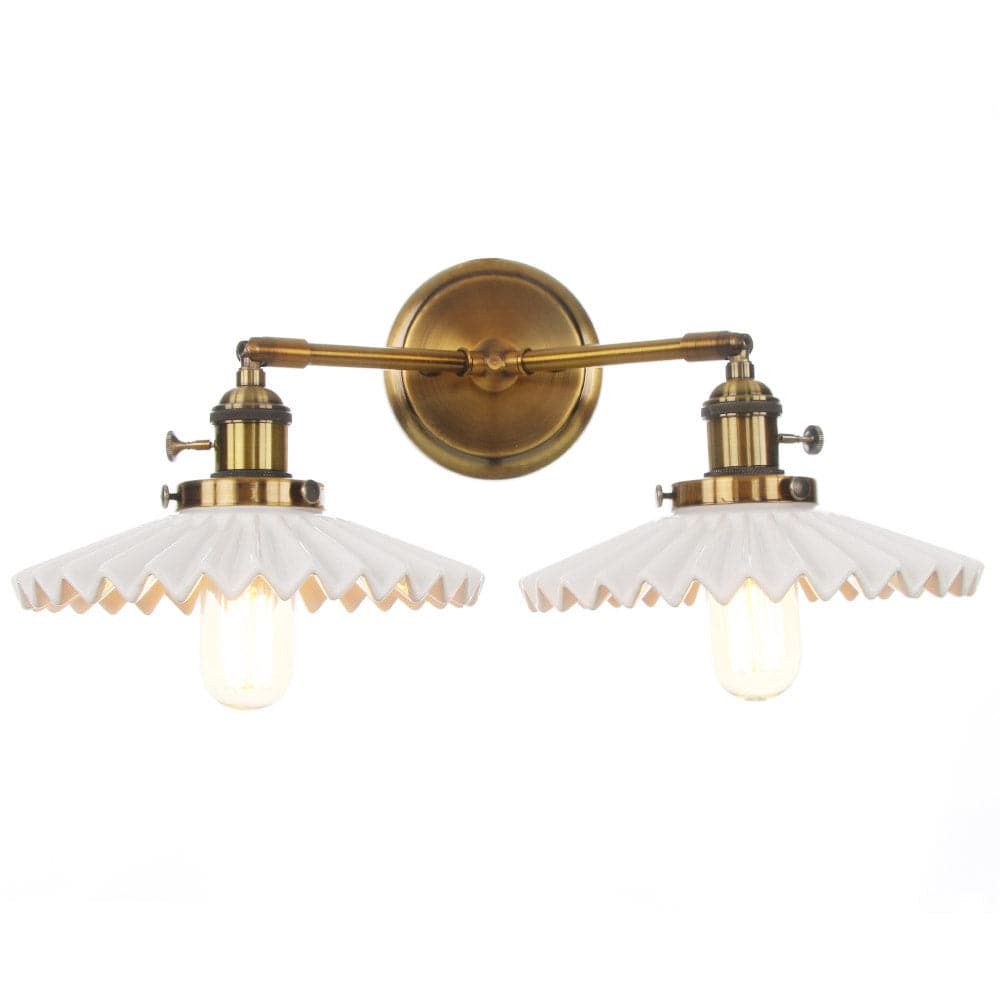 "Antikk keramisk vegglampe med dobbelt hodelampe, elegant design, gullfinish, passer klassisk og moderne interiør."