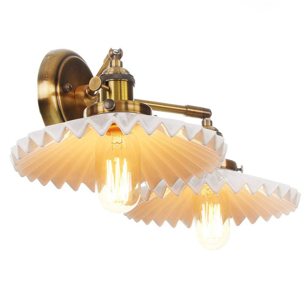 "Antikk keramisk vegglampe med dobbelt hodelampe, elegant design, gullfinish, passer klassisk og moderne interiør."